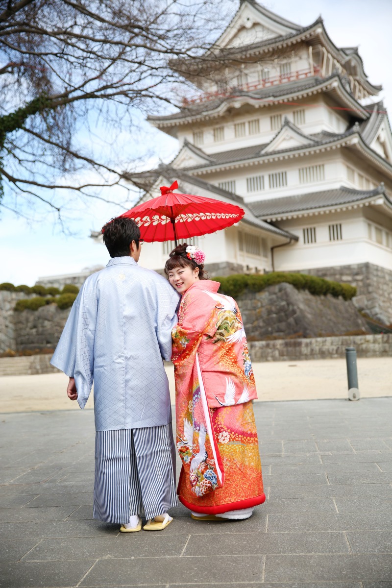 お城をバックに