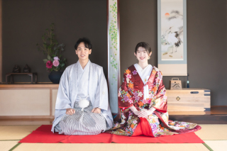 和室で寄り添う、和装のふたり
