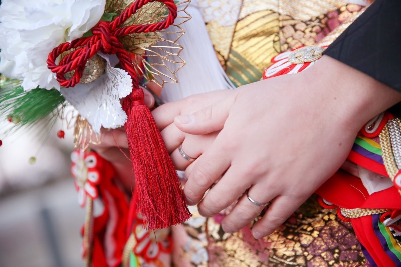 握り締める手と手