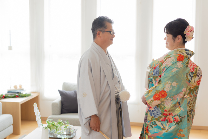 自然光に包まれて優しく見つめ合う和装姿