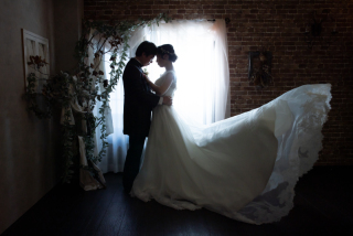 洋装スタジオでアンティークなウェデイングフォト