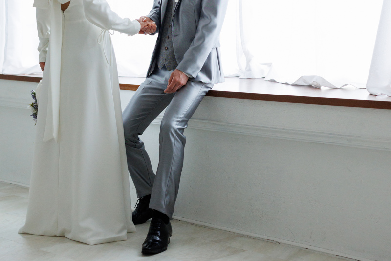 手を取り合って