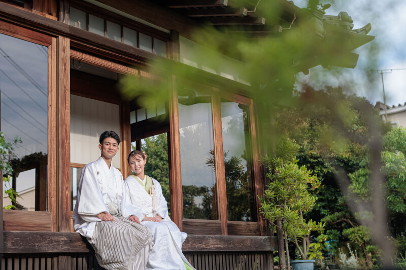 縁側で夕陽を見ながら