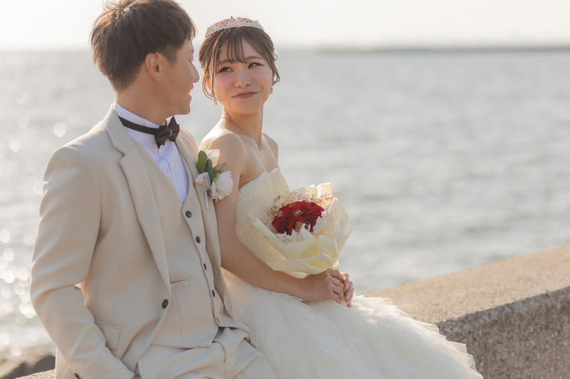 光差す海辺で、優しく見つめ合うふたり。
