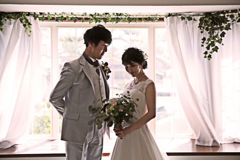 光差し込むスタジオで