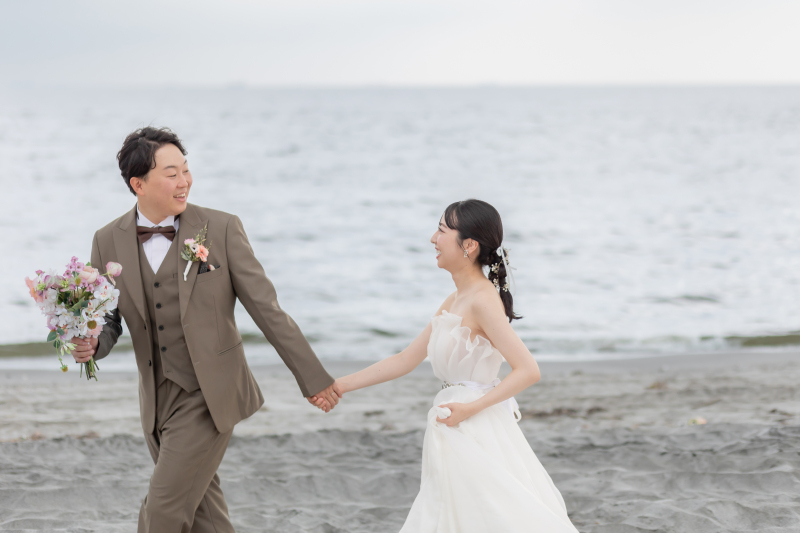 海辺をかけ抜ける笑顔あふれるビーチフォト