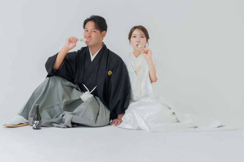 お団子をほおばるチャーミングな和装ショット