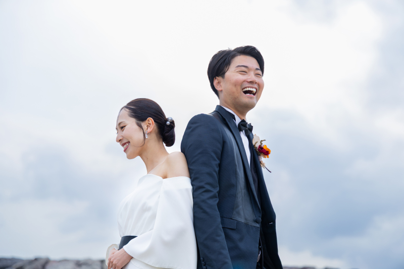 背中合わせで溢れる笑顔の心温まるショット