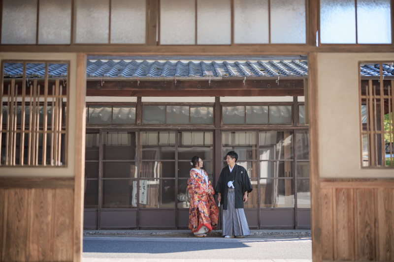 古民家の背景が和装にぴったり