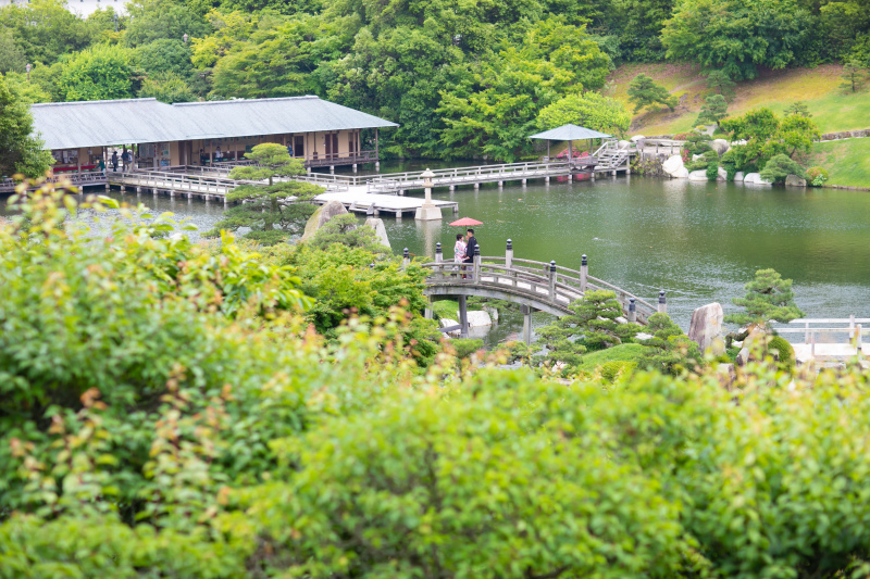 日本庭園に囲まれたお二人