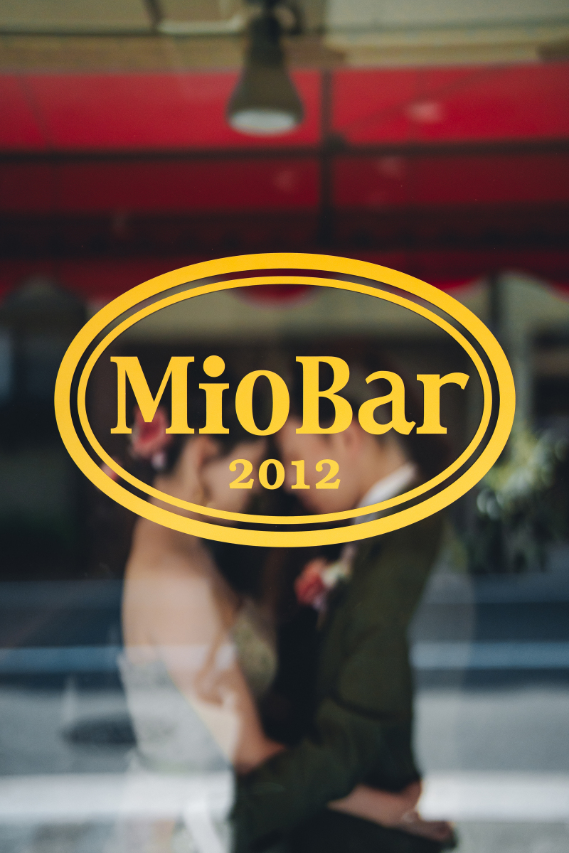 二人寄り添い合い