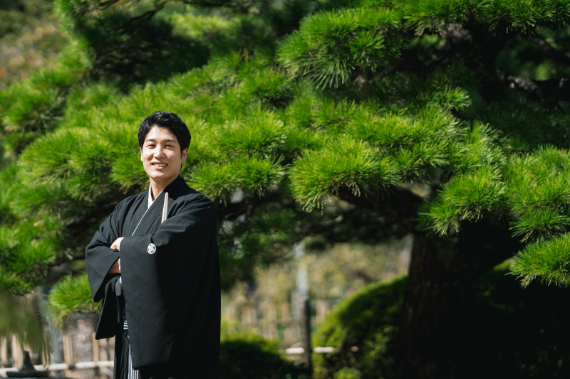 腕を組んでカッコよく