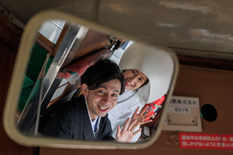 窓越しに
