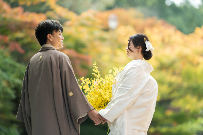 手を取り合って