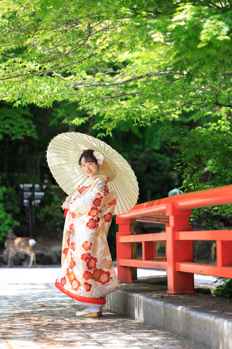 赤い橋に和装がぴったり