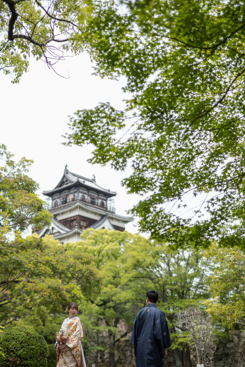 天守閣をバックに