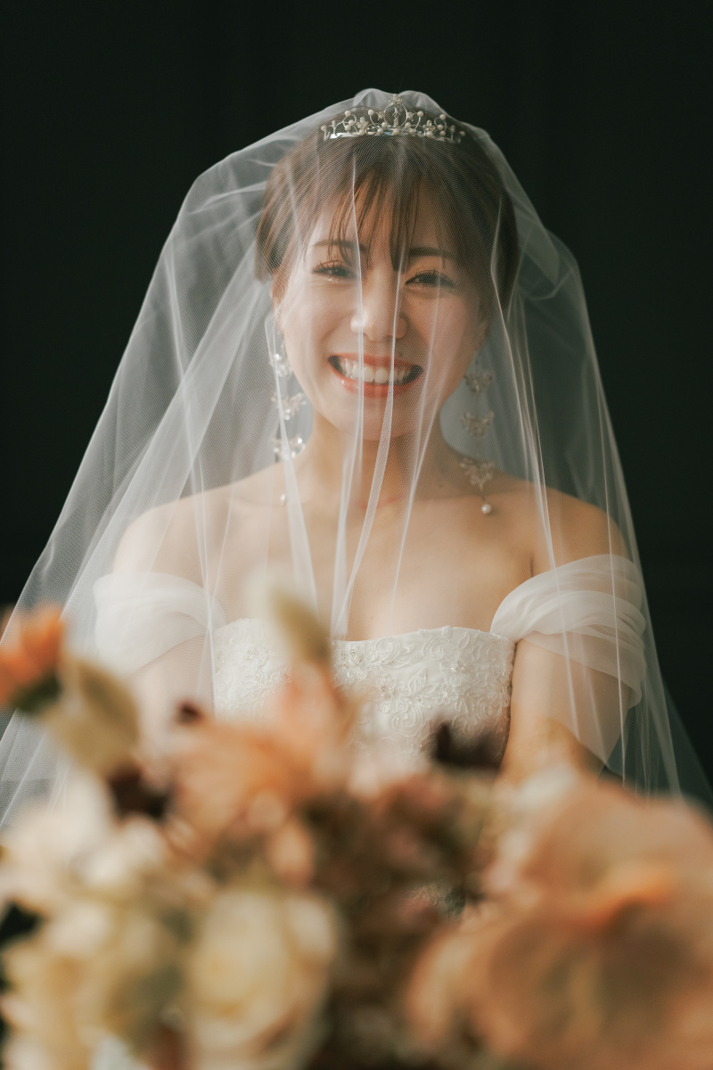 ベールに包まれて