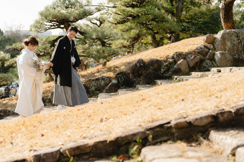 手を取り合いながら