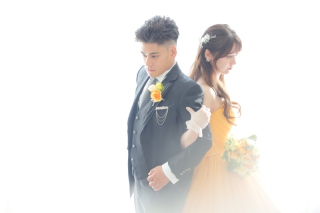 オレンジ色のカラードレス