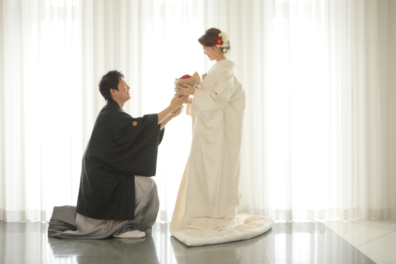 自然光差し込むスタジオにて