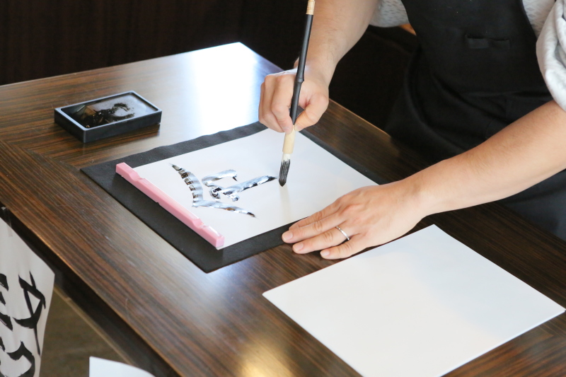 官房長官の発表を待ち構え・・