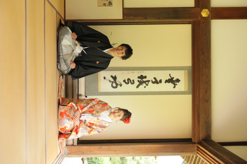 掛軸の前での定番ポーズも
