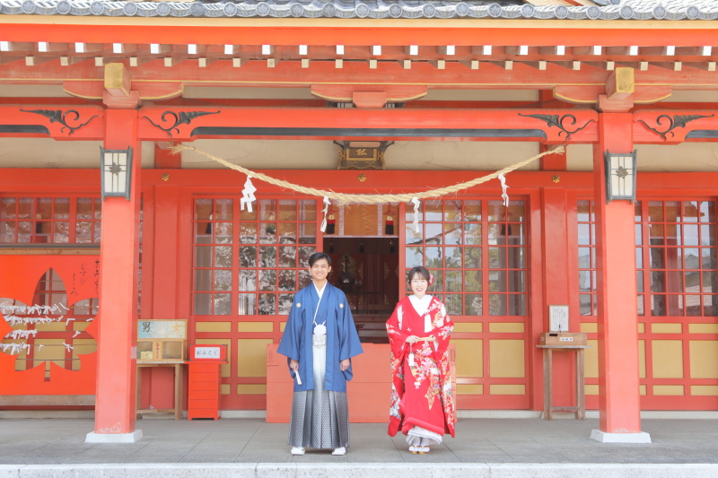 神社の前で