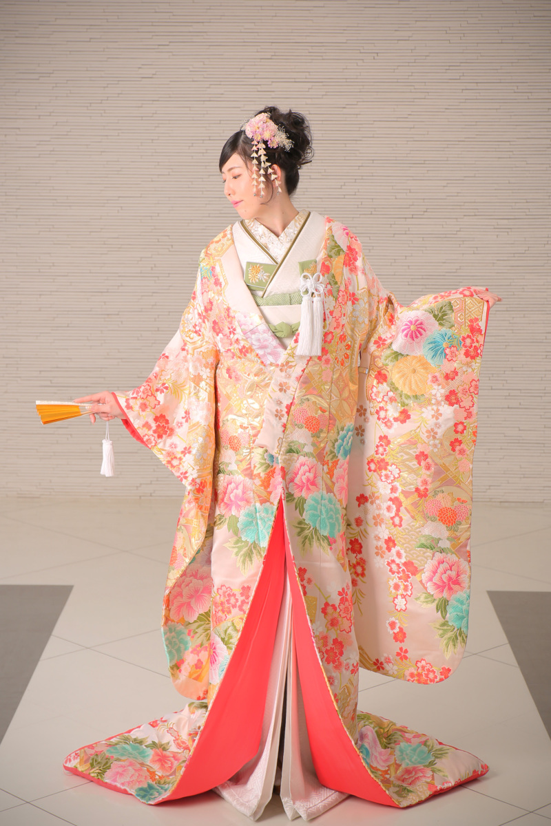 ホワイトベル浜松_色打掛・着物が豊富