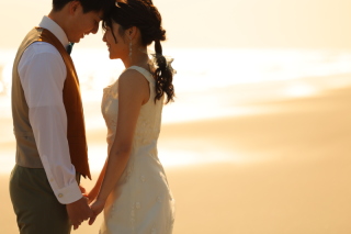 キラキラと夕日に照らされた背景にお二人のシルエット。お二人だけの暖かい距離感を表現しています。カメラ目線だけでない笑い合うお写真も魅力的。