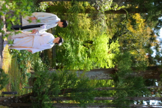 沢山の木々の隙間から当たる光を使ってあたたかみのある撮影を心掛けました。お衣裳の色から表情、さりげないふとした瞬間と意識をしている部分は多いですが、作りこみすぎていないようなお写真に。