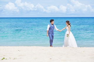 新婦様に手を添えて