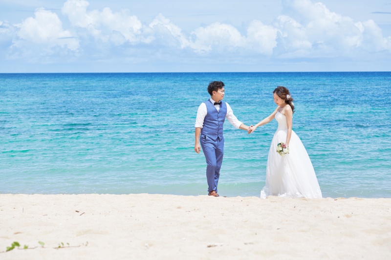 新婦様に手を添えて