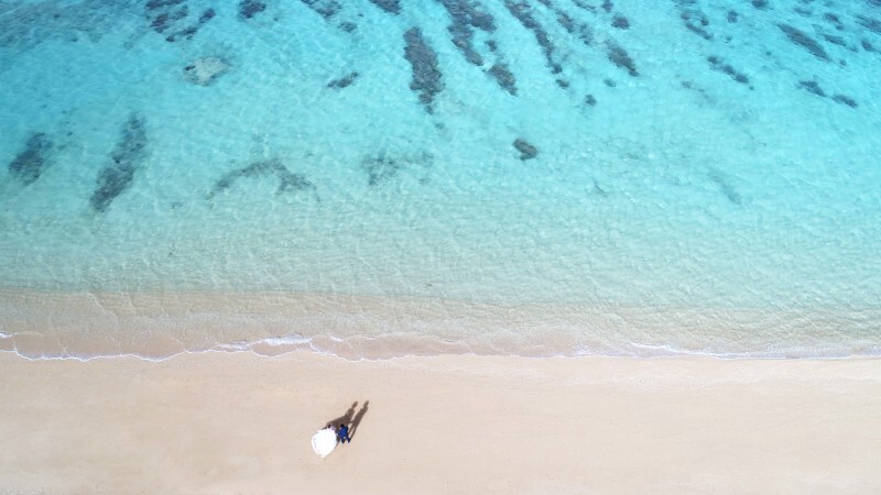 沖縄の海を上空から残せる!フォトウェディング+ドローン空撮 撮影した全データ(110カット以上)お渡し・全ドレスフリーチョイス