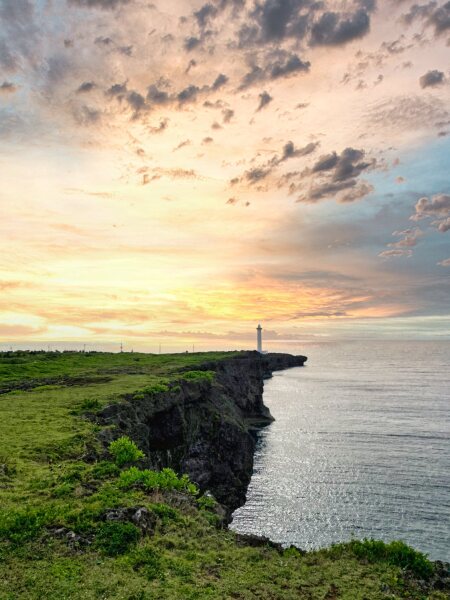 【フォトジェニックプラン】天然ビーチフォトウェディング+1ロケーションプラン《残波岬灯台》