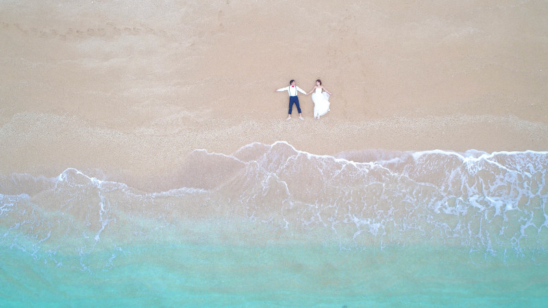沖縄の海を上空から残せる!フォトウェディング+ドローン空撮 撮影した全データ(110カット以上)お渡し・全ドレスフリーチョイス
