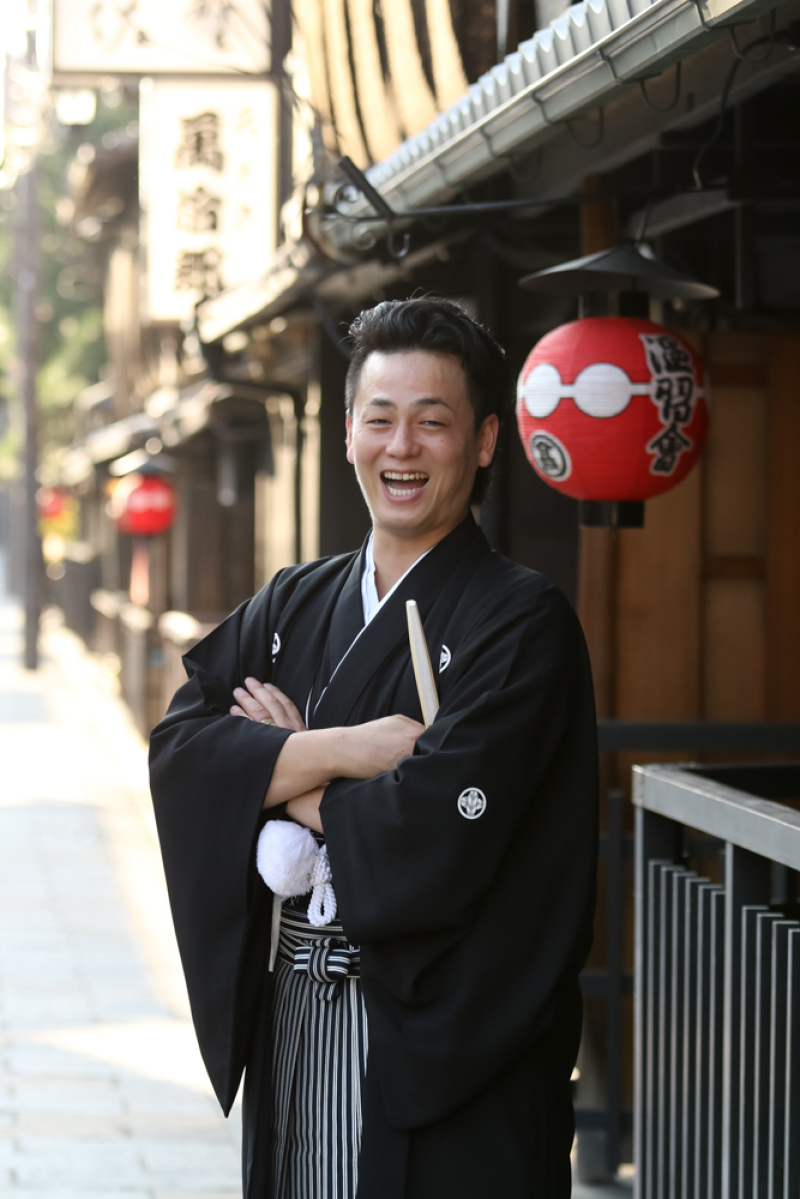 格好良く笑顔で