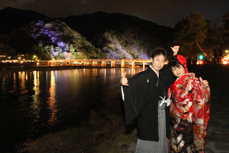 渡月橋をバックに！