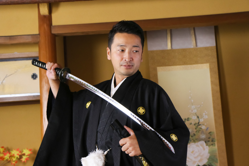 刀でキメポーズ