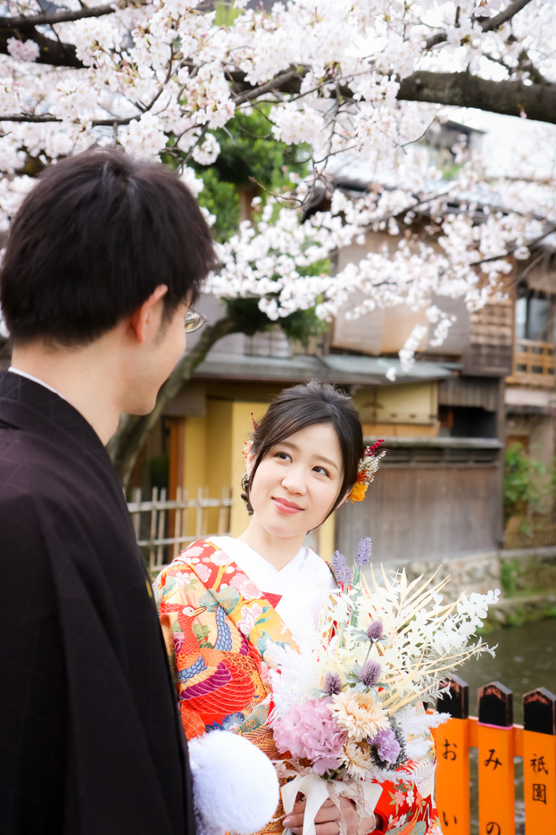 可愛らしくしっとりと見つめる新婦さん