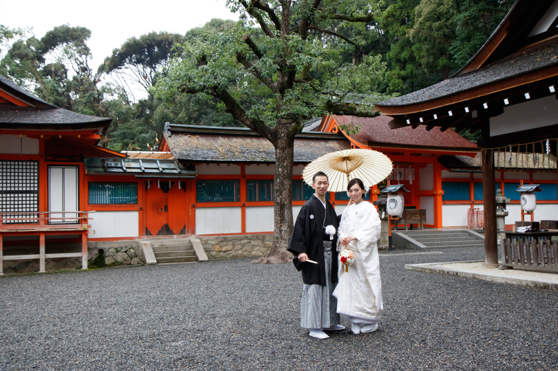 白い番傘が似合いますね