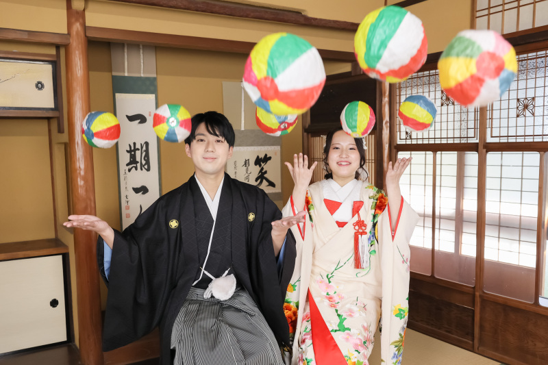 洛笑庵で紙風船と戯れる