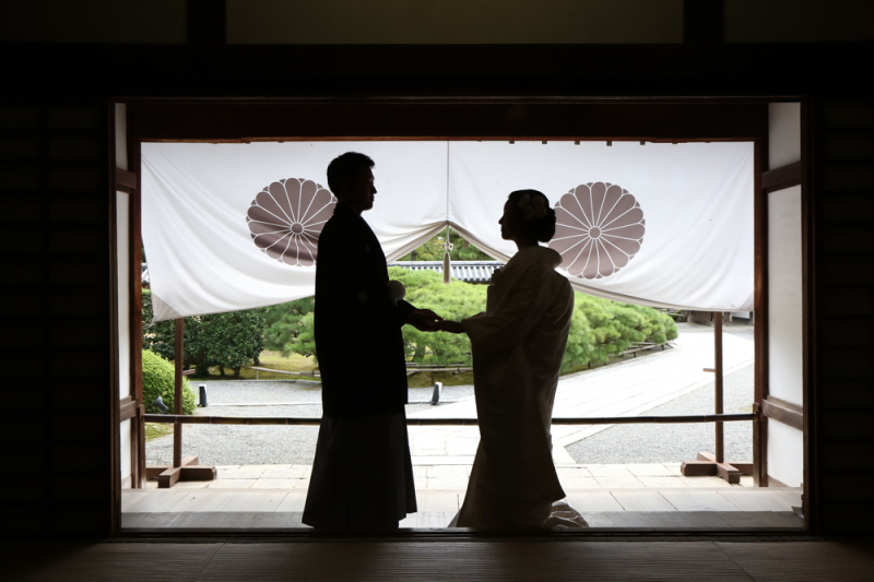 菊の御紋をバックに！