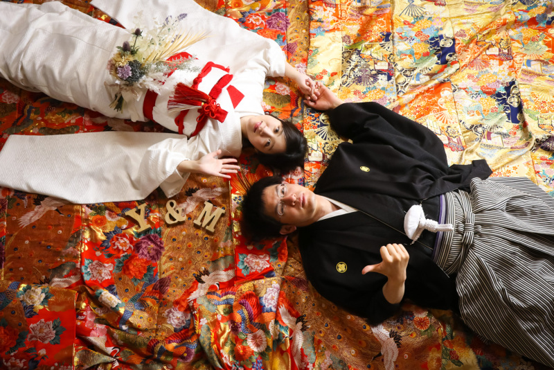 衣装の上で横になる贅沢！