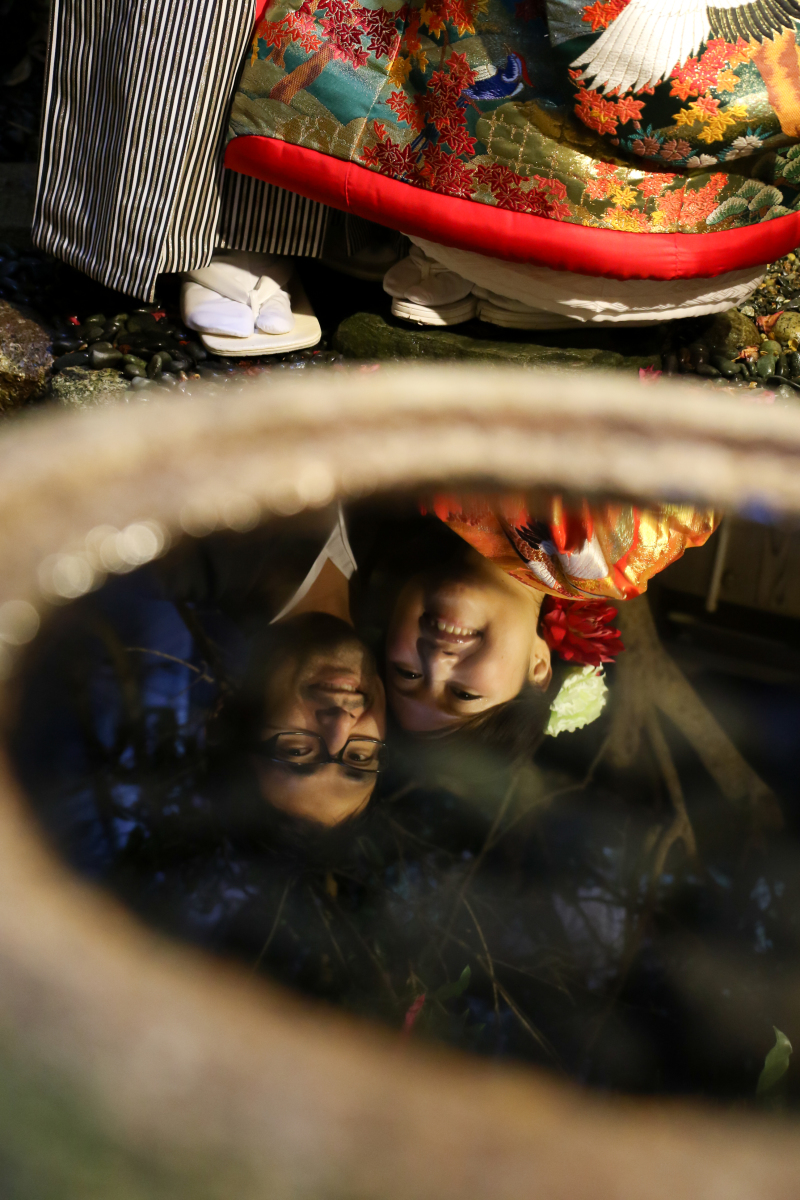 「つくばい」にうつる二人