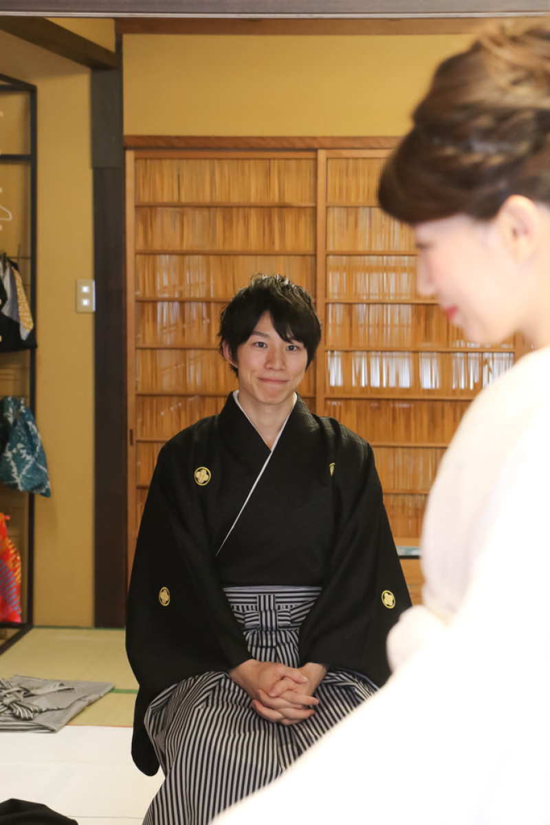 見つめる新郎さん