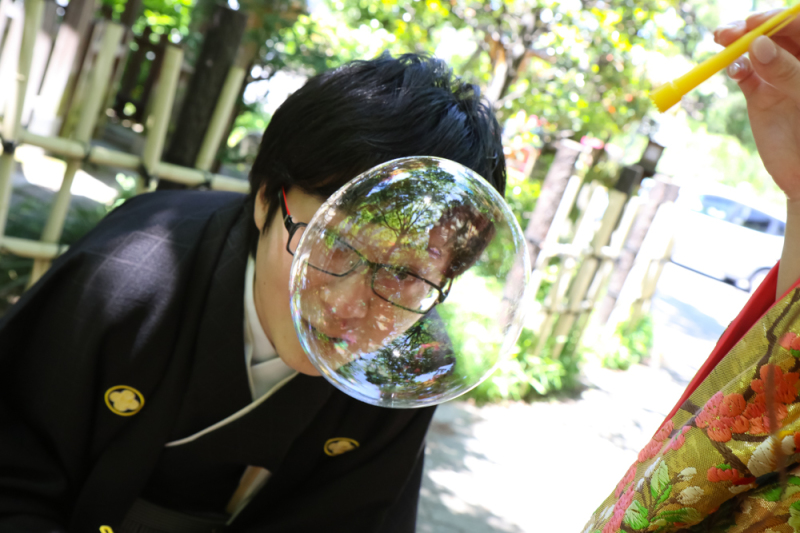 シャボン玉の中の新郎様