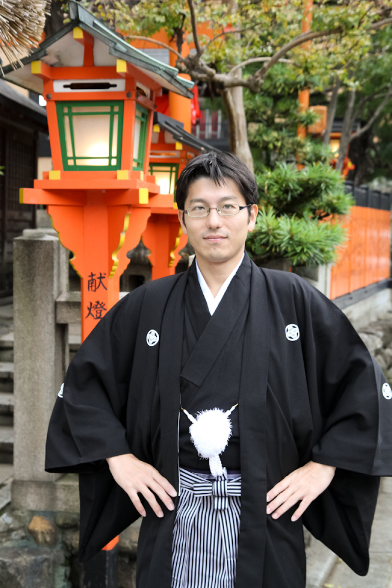 灯篭をバックに