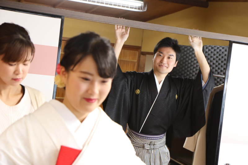 見守る新郎さん