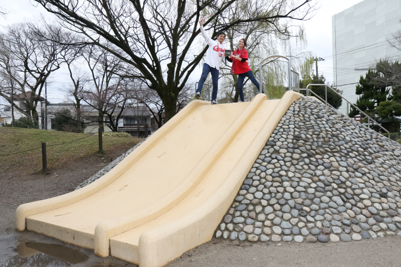 滑り台の上でも!