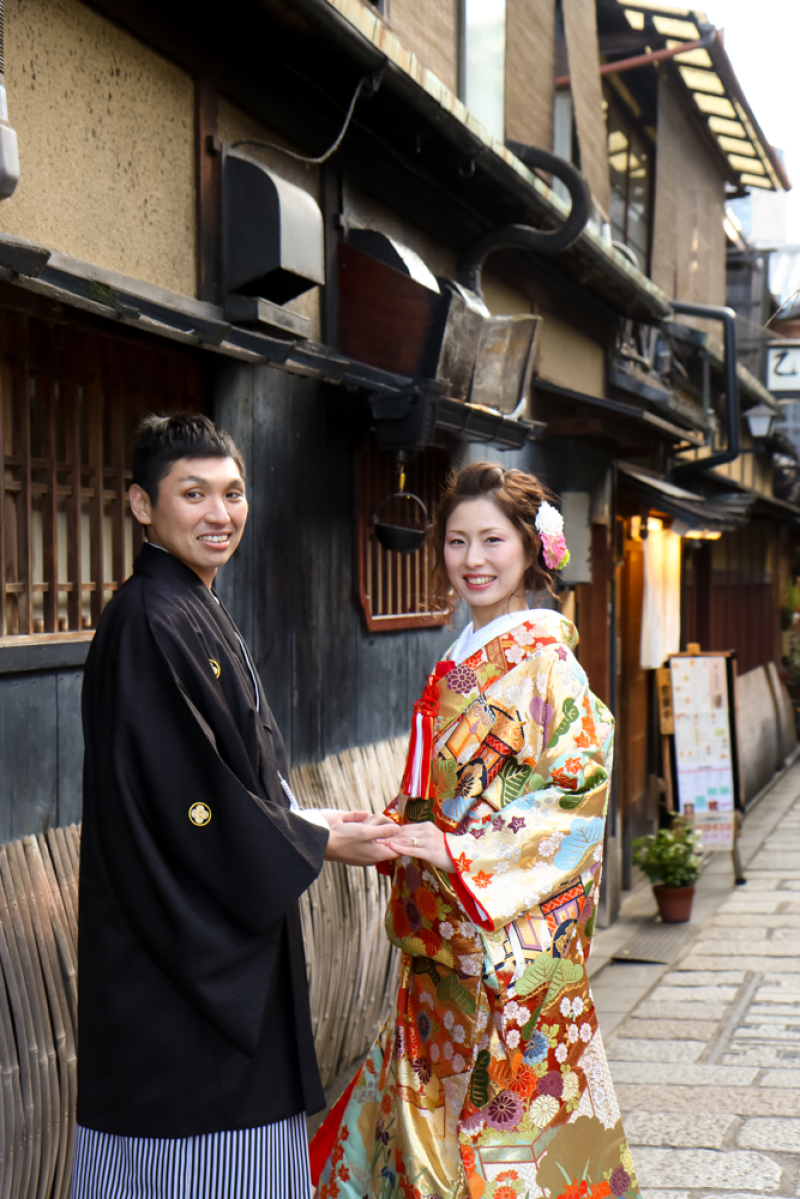 町家をバックに